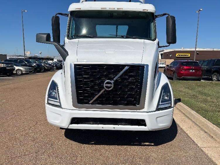 2021 Volvo VNR 640 in Richland, MS — photo 2