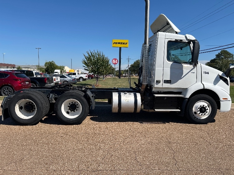 2021 Volvo VNR 640 in Richland, MS — photo 8