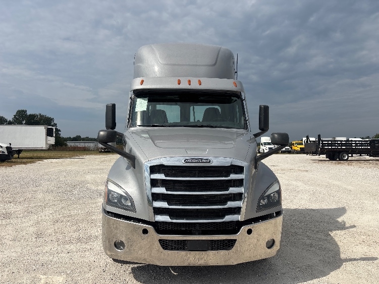 2021 Freightliner Cascadia in Moberly, MO — photo 2