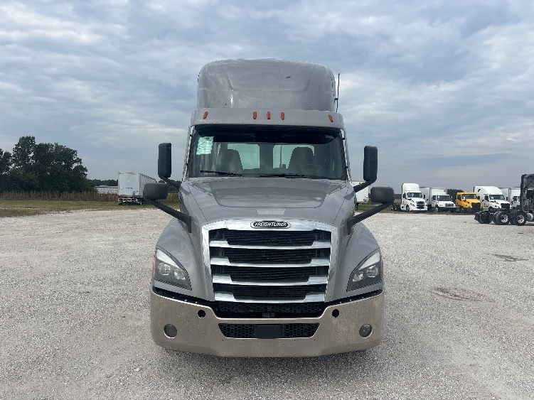 2021 Freightliner Cascadia in Moberly, MO — photo 2