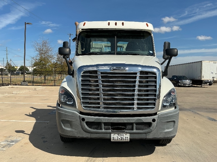 2015 Freightliner Cascadia in Dallas, TX — photo 2