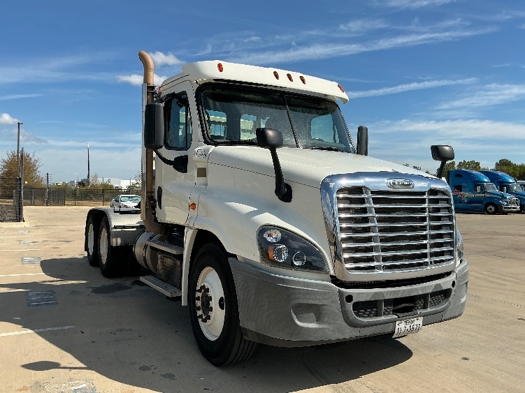 2015 Freightliner Cascadia in Dallas, TX — photo 3