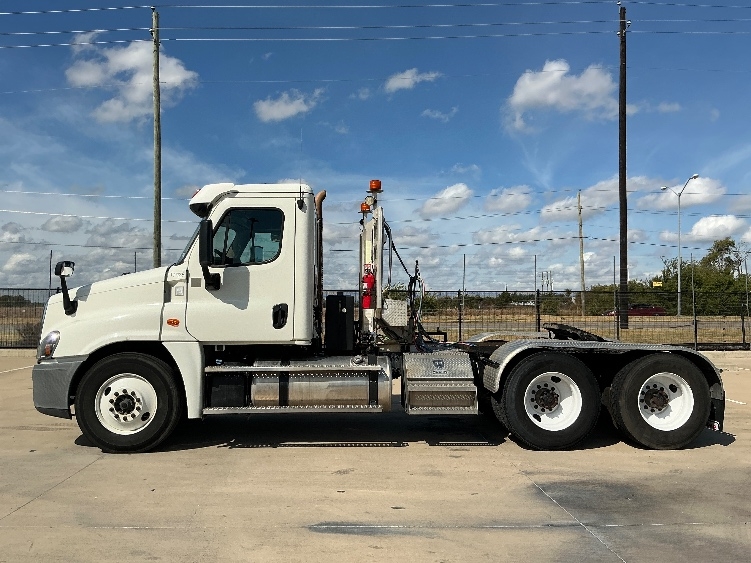 2015 Freightliner Cascadia in Dallas, TX — photo 4