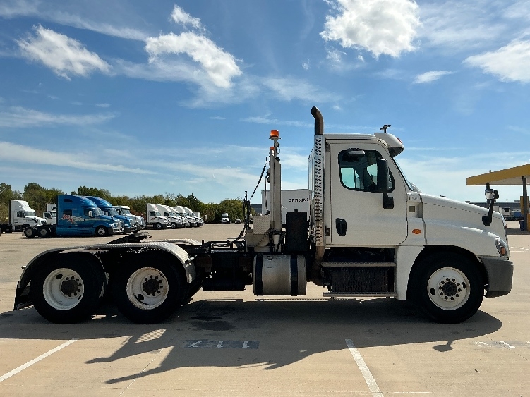 2015 Freightliner Cascadia in Dallas, TX — photo 8