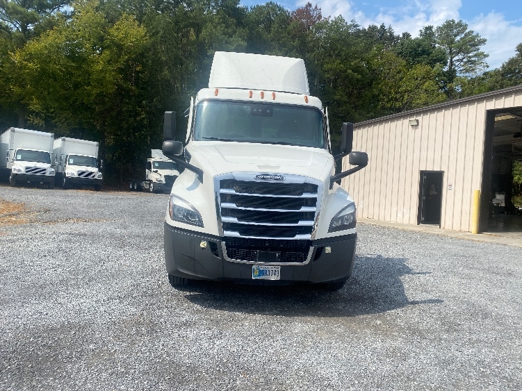 2021 Freightliner Cascadia in Cleveland, TN — photo 2