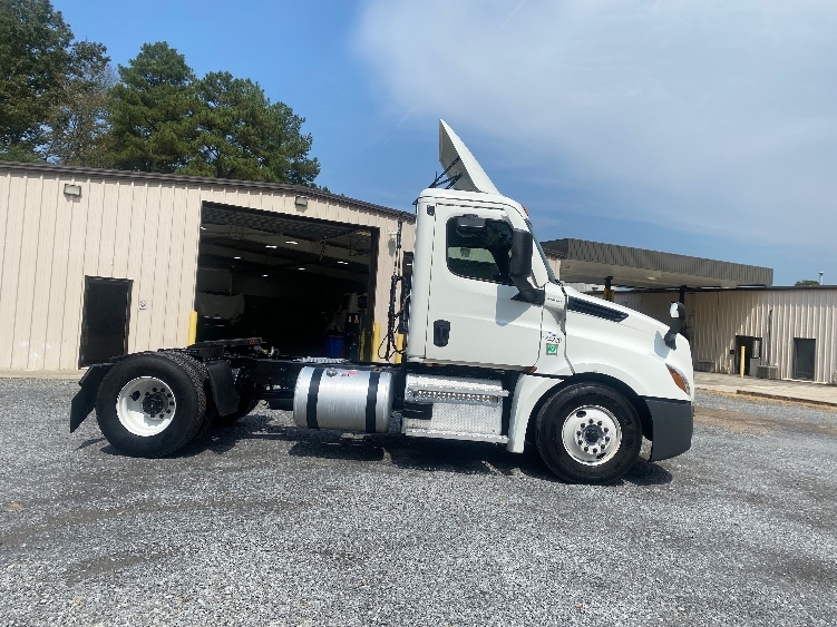 2021 Freightliner Cascadia in Cleveland, TN — photo 8