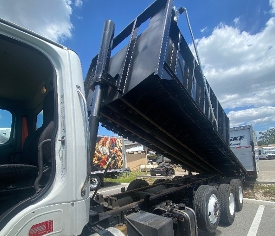 2017 Freightliner 114SD in Tampa, FL — photo 4