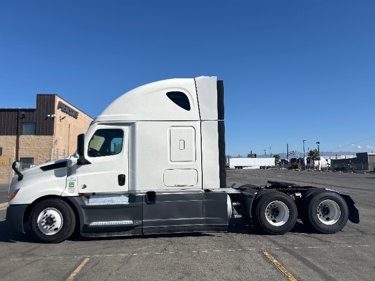 2023 Freightliner Cascadia in Fontana, CA — photo 4