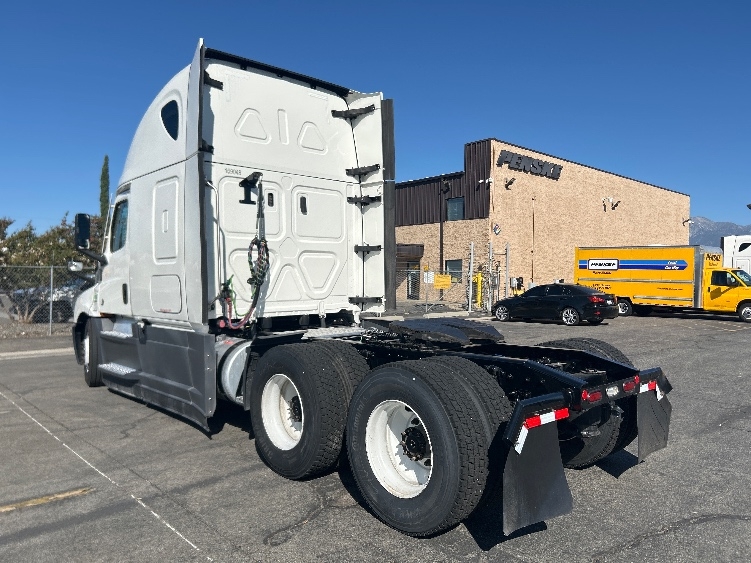 2023 Freightliner Cascadia in Fontana, CA — photo 5