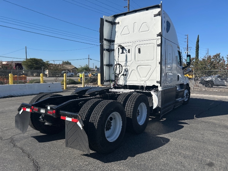 2023 Freightliner Cascadia in Fontana, CA — photo 7