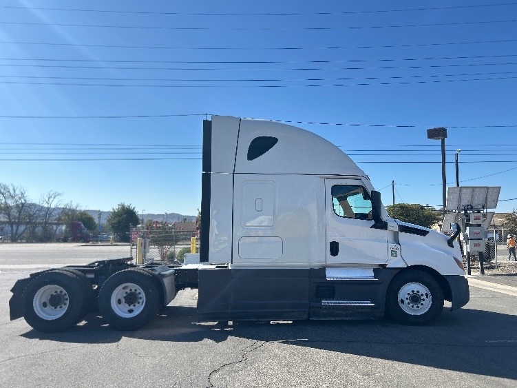 2023 Freightliner Cascadia in Fontana, CA — photo 8