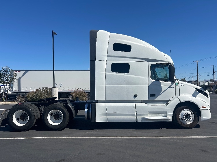 2023 Volvo VNL 760 in Fontana, CA — photo 8