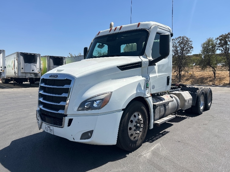 2024 Freightliner Cascadia in Fresno, CA — photo 3