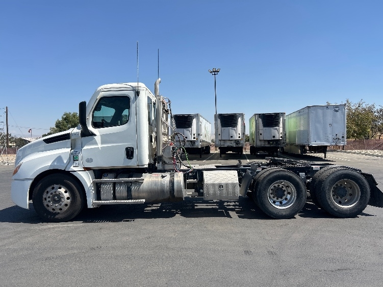 2024 Freightliner Cascadia in Fresno, CA — photo 4