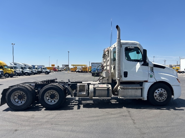 2024 Freightliner Cascadia in Fresno, CA — photo 8