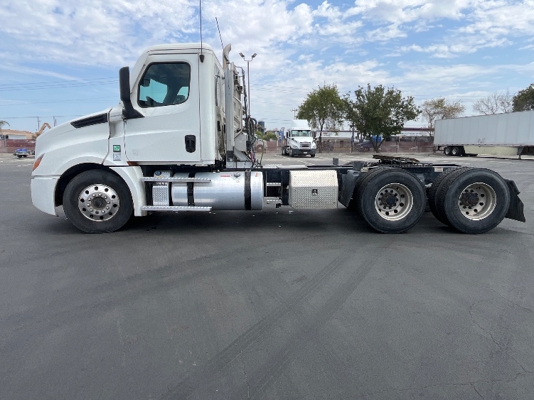 2024 Freightliner Cascadia in Fresno, CA — photo 4