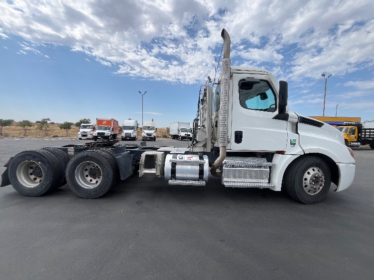 2024 Freightliner Cascadia in Fresno, CA — photo 8