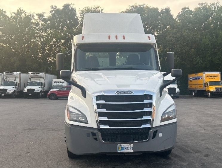 2023 Freightliner Cascadia in Salem, VA — photo 2