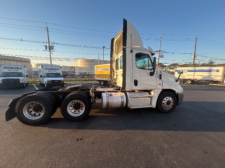 2018 Freightliner Cascadia in Linden, NJ — photo 8