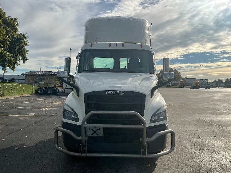 2023 Freightliner Cascadia in Melrose Park, IL — photo 2