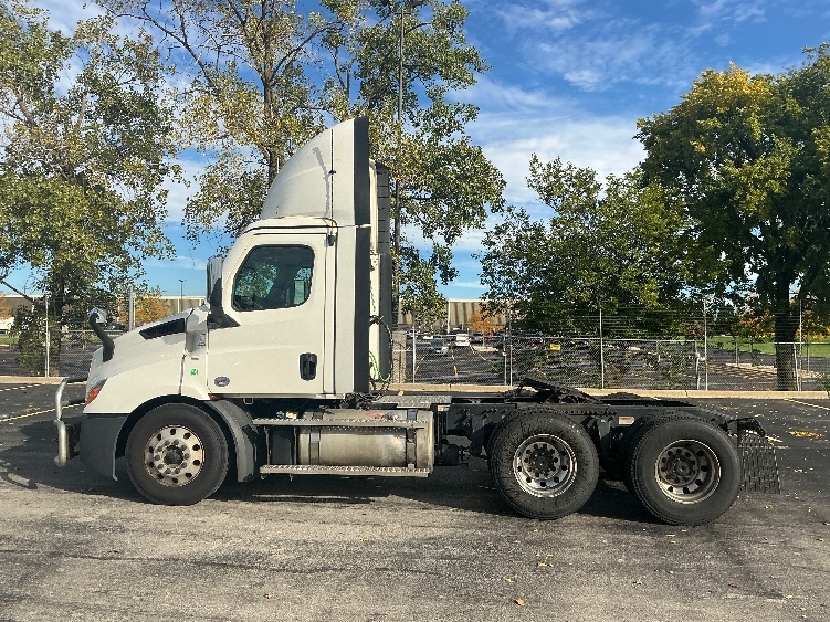 2023 Freightliner Cascadia in Melrose Park, IL — photo 4