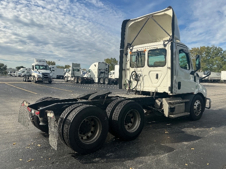 2023 Freightliner Cascadia in Melrose Park, IL — photo 7