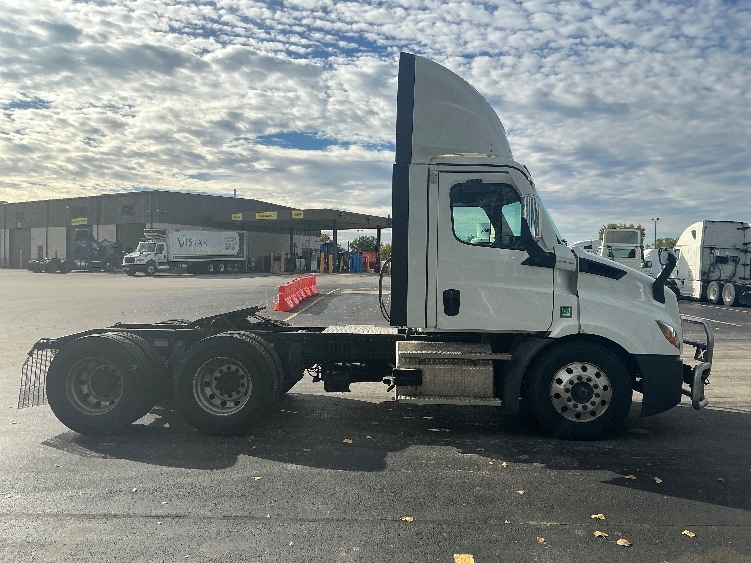 2023 Freightliner Cascadia in Melrose Park, IL — photo 8