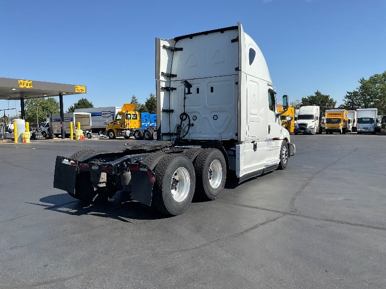 2023 Freightliner Cascadia in Aurora, CO — photo 7