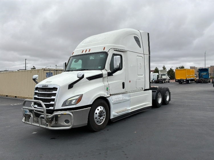 2023 Freightliner Cascadia in Aurora, CO — photo 3