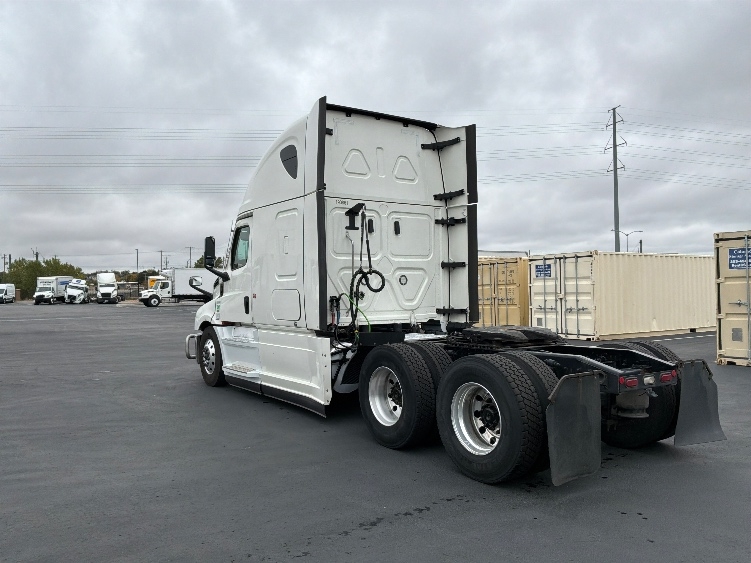 2023 Freightliner Cascadia in Aurora, CO — photo 5