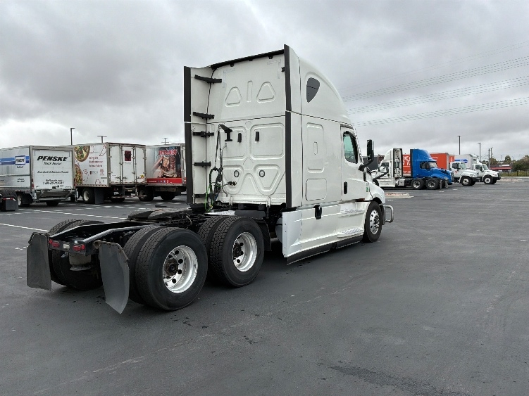 2023 Freightliner Cascadia in Aurora, CO — photo 7