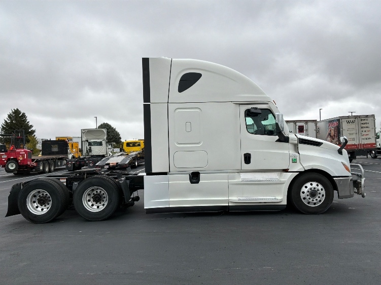 2023 Freightliner Cascadia in Aurora, CO — photo 8
