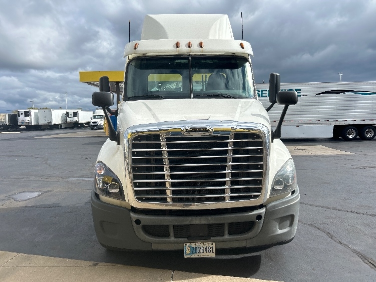 2018 Freightliner Cascadia in Milwaukee, WI — photo 2