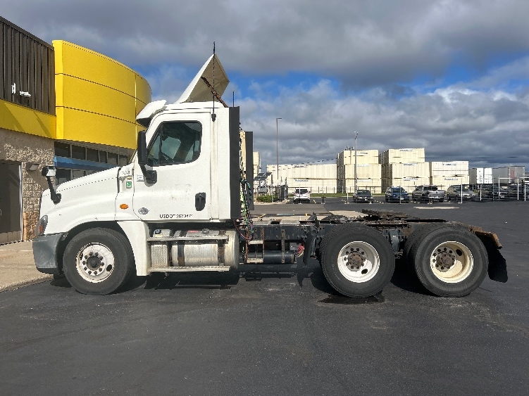 2018 Freightliner Cascadia in Milwaukee, WI — photo 4