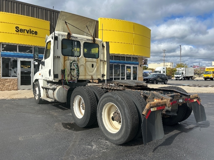 2018 Freightliner Cascadia in Milwaukee, WI — photo 5