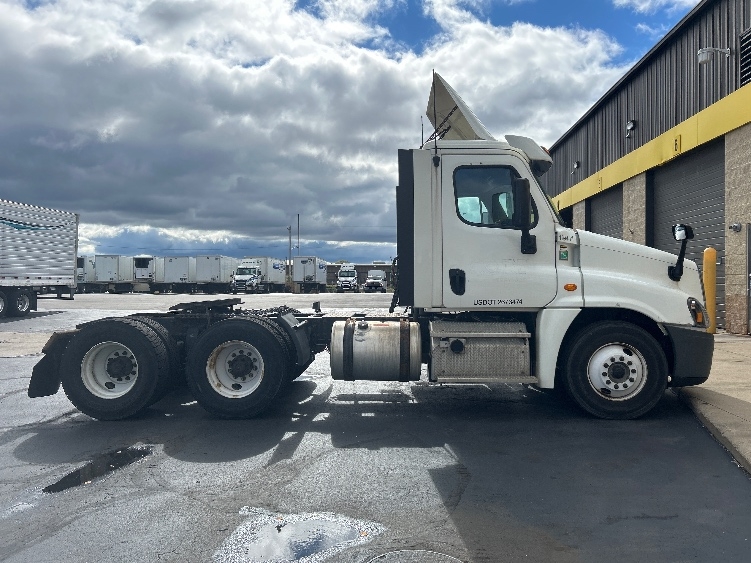 2018 Freightliner Cascadia in Milwaukee, WI — photo 8