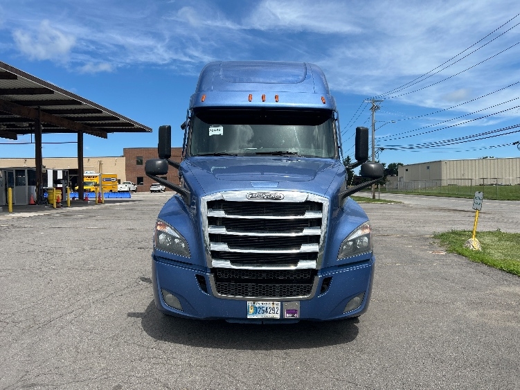 2020 Freightliner Cascadia in Fredonia, NY — photo 2