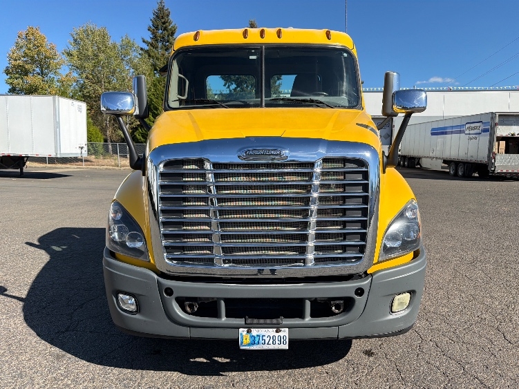 2019 Freightliner Cascadia in Portland, OR — photo 2