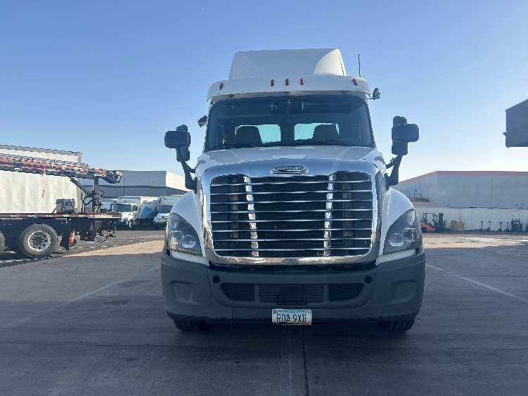 2019 Freightliner Cascadia in Phoenix, AZ — photo 2