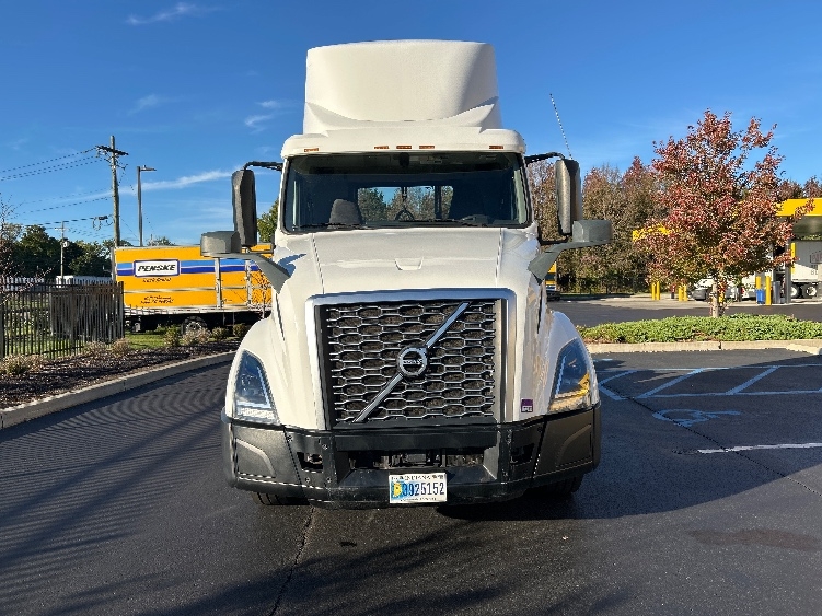 2019 Volvo VNL 300 in Cranbury, NJ — photo 2