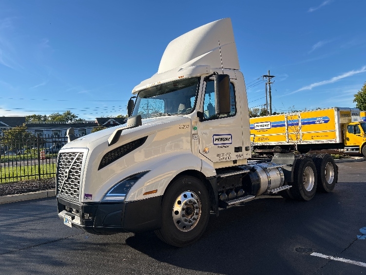 2019 Volvo VNL 300 in Cranbury, NJ — photo 3