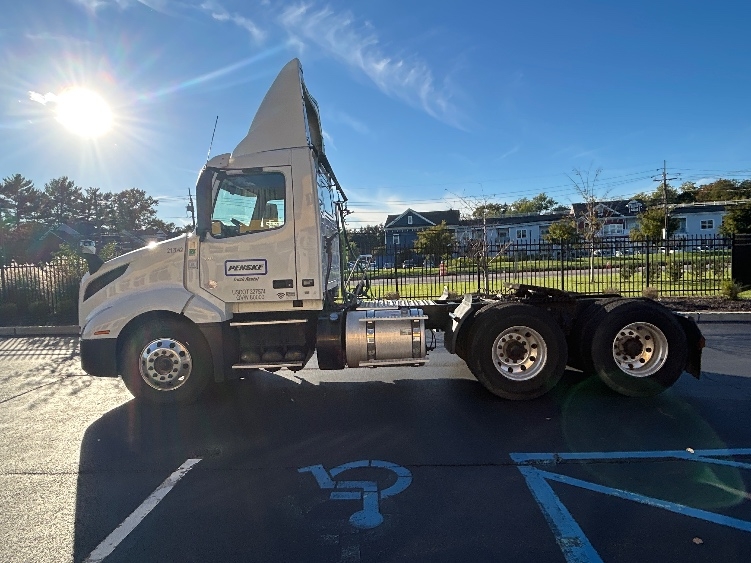 2019 Volvo VNL 300 in Cranbury, NJ — photo 4