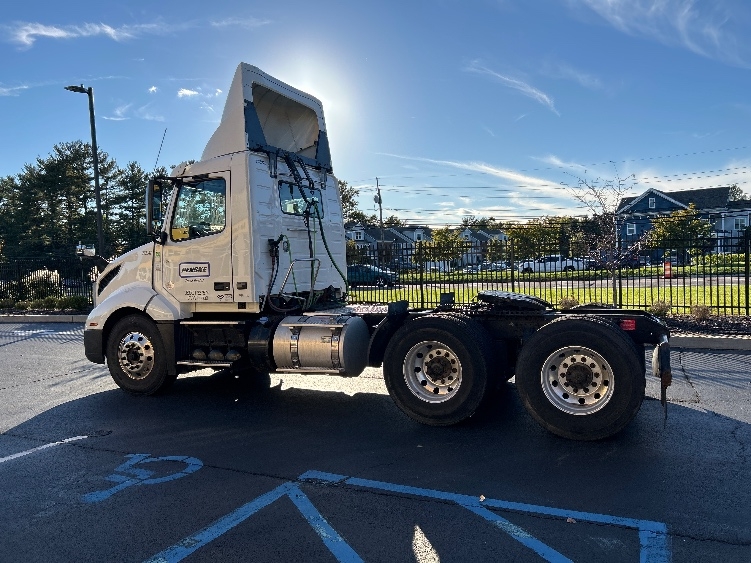 2019 Volvo VNL 300 in Cranbury, NJ — photo 5