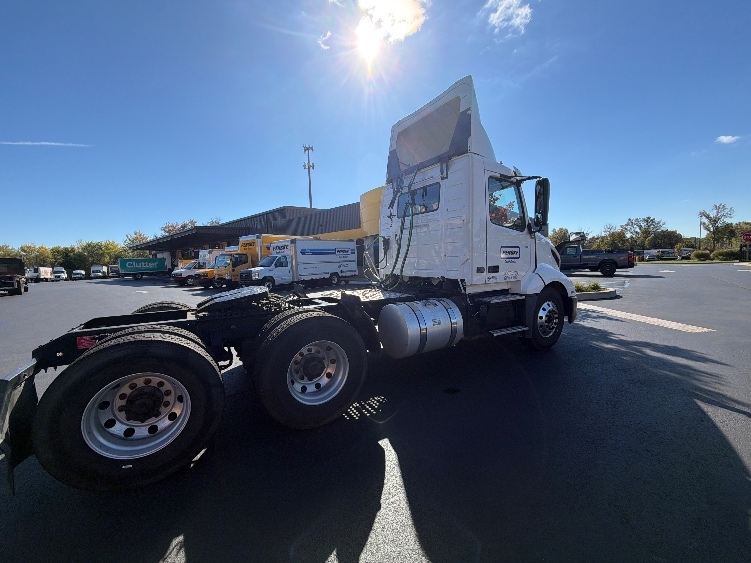 2019 Volvo VNL 300 in Cranbury, NJ — photo 7