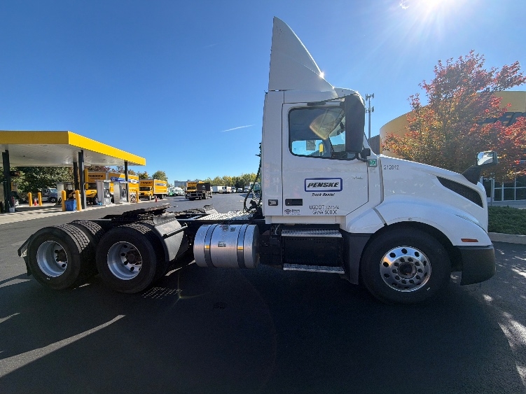 2019 Volvo VNL 300 in Cranbury, NJ — photo 8