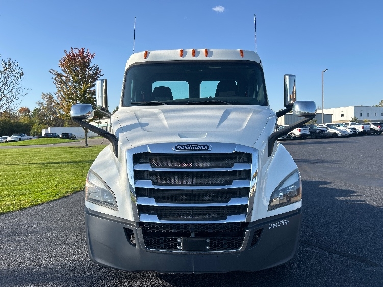2019 Freightliner Cascadia in Holland, MI — photo 2