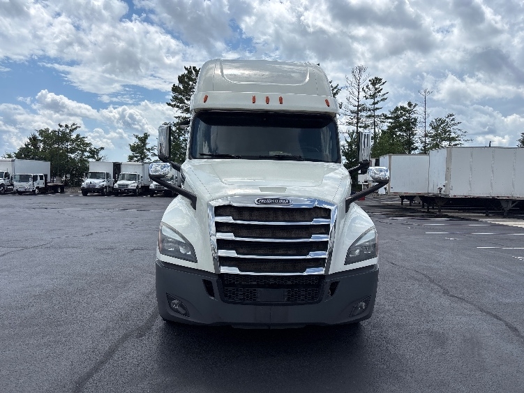 2019 Freightliner Cascadia in Sterling, VA — photo 2