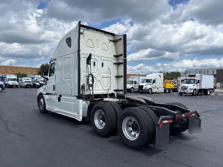 2019 Freightliner Cascadia in Sterling, VA — photo 5
