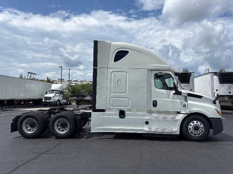 2019 Freightliner Cascadia in Sterling, VA — photo 8