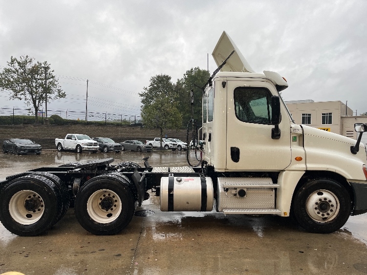 2019 Freightliner Cascadia in Forest Park, GA — photo 8